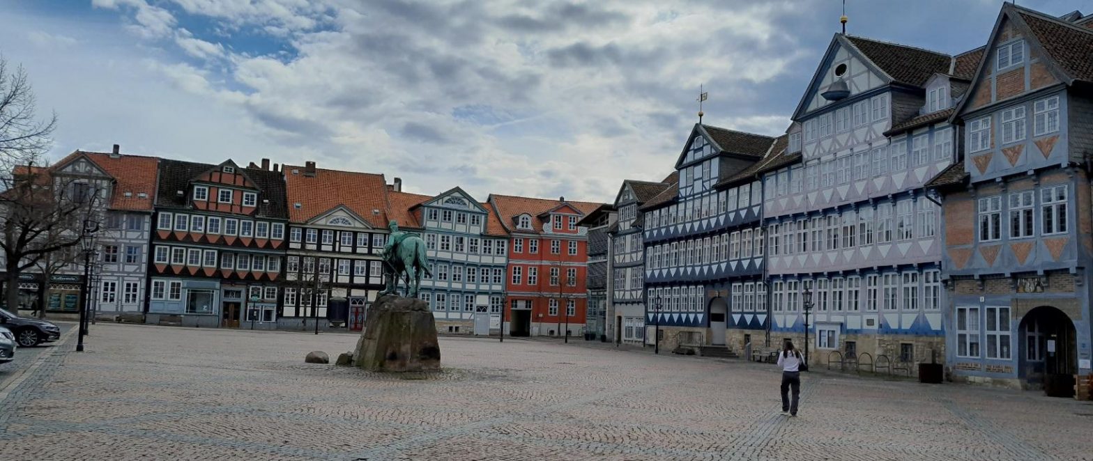 Marktplatz Wolfenbüttel, umrahmt von Fachwerkhäusern mit einer Statue in der Mitte.